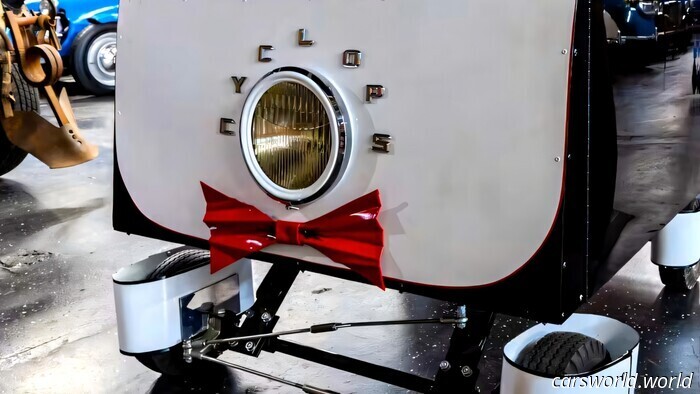 El microcoche más extraño visita con corbata y sombrero sin vergüenza | Carscoops